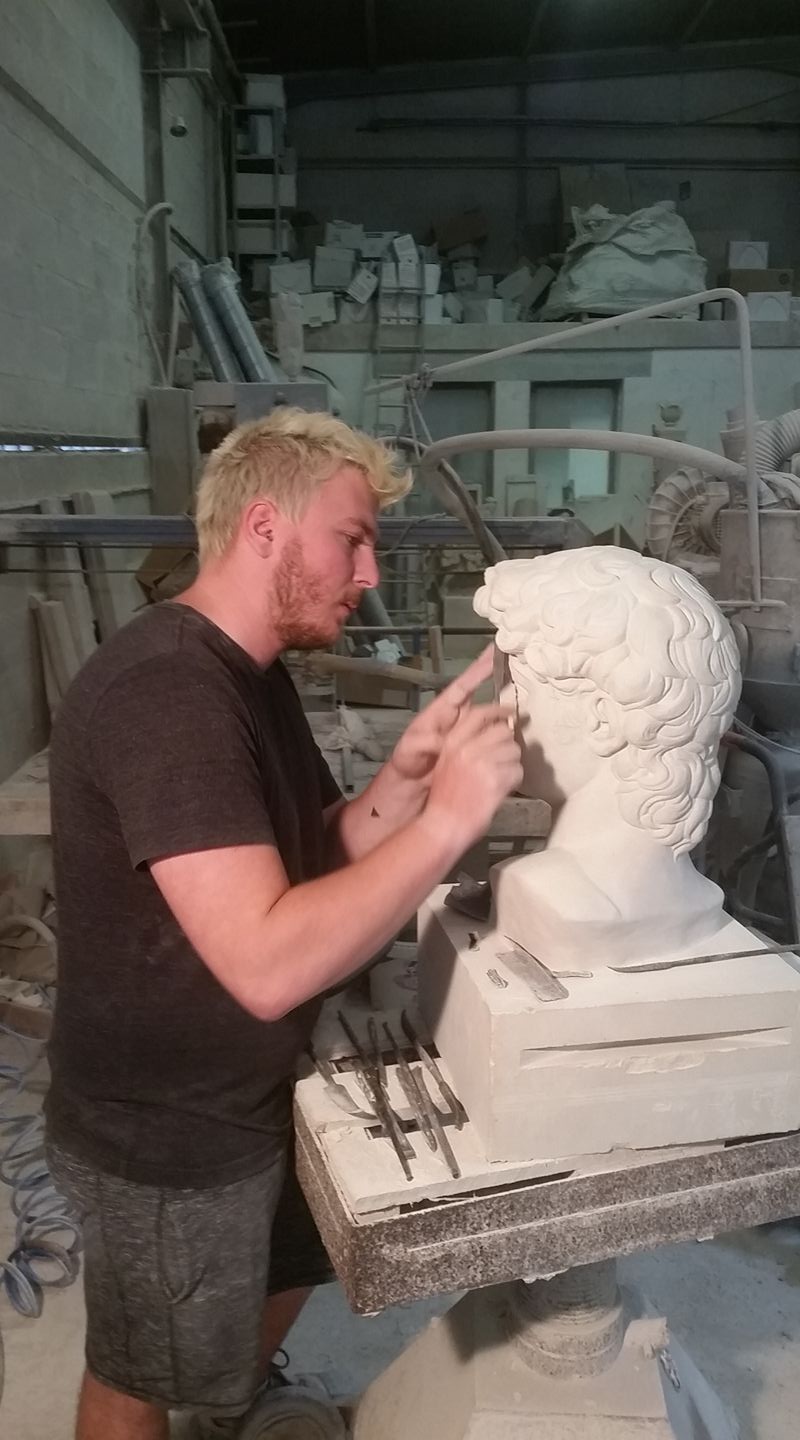 Sculpteur qui fait les finitions sur une statue