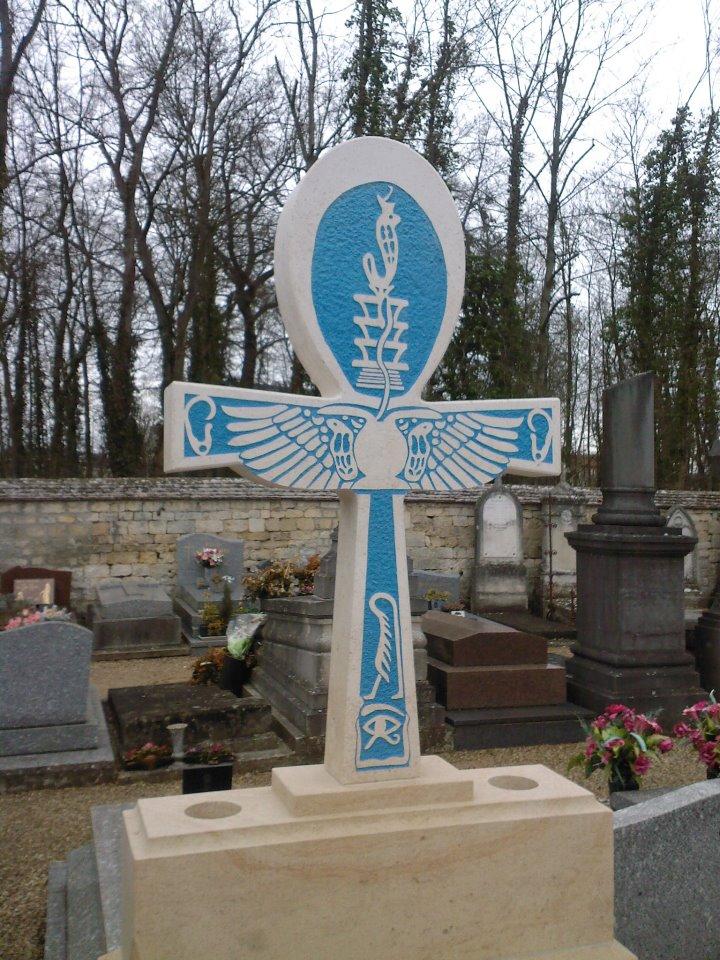 Croix en pierre gravée et décorée