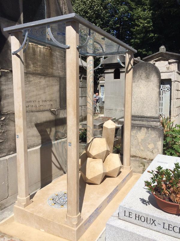 Monument funéraire en pierre au cimetière du Père Lachaise - Paris
