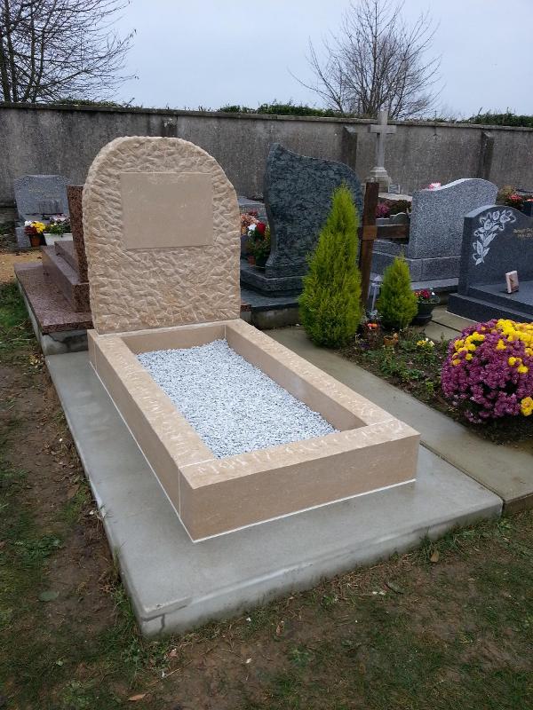 Réalisation d'un monument funéraire en pierre