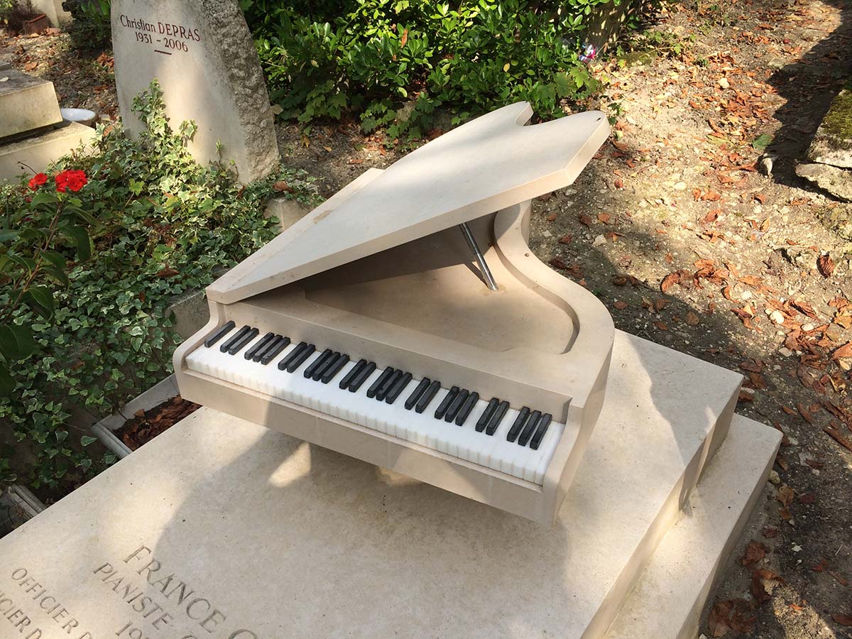 Création d'un monument funéraire en pierre en forme de piano