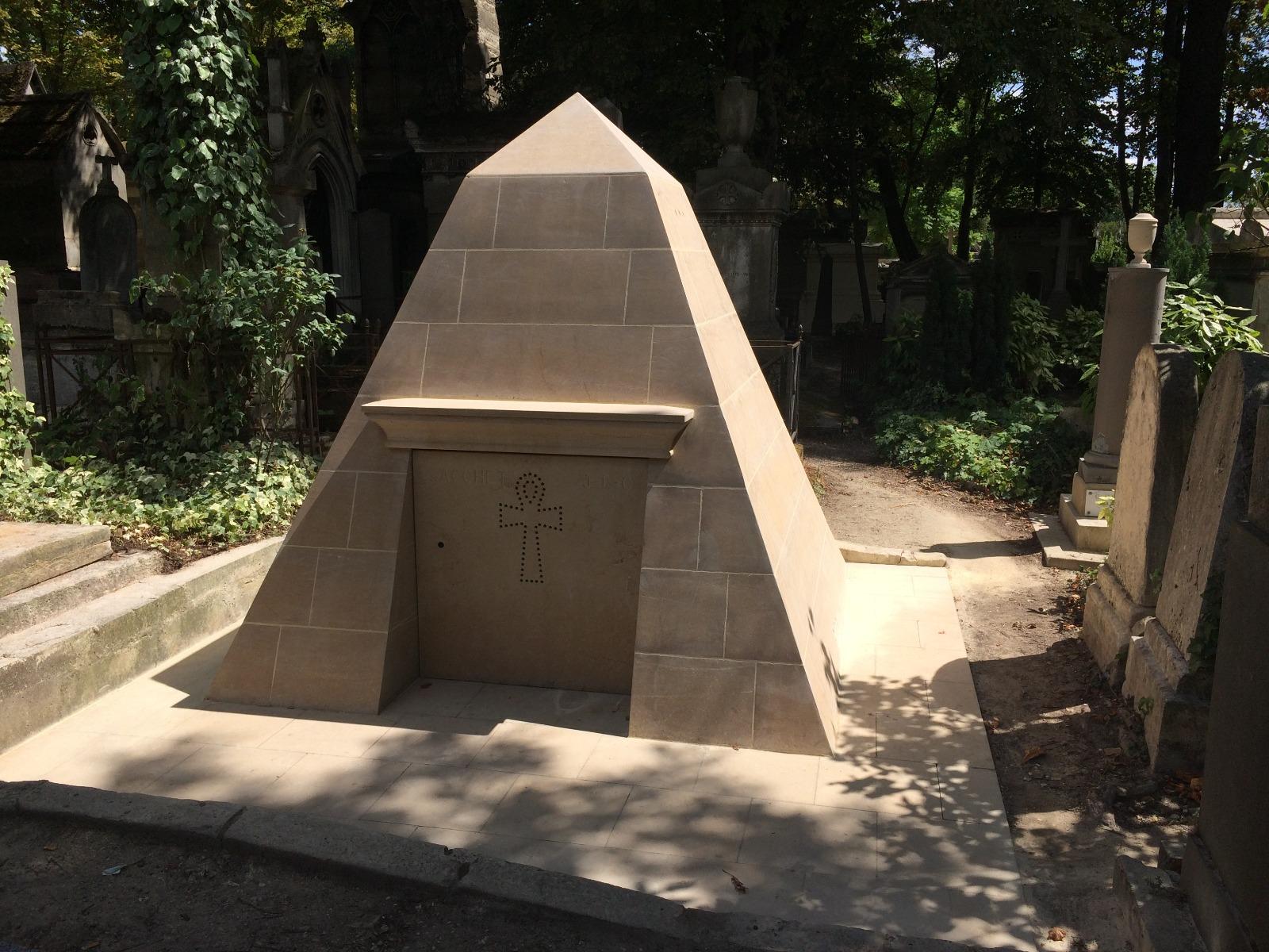 Monument funéraire en pierre et en forme de pyramide