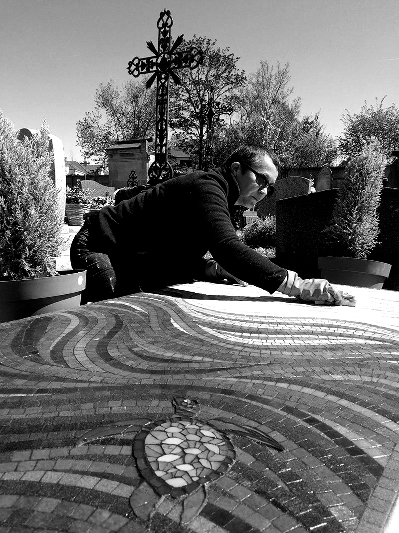 Nicol Toone qui décore une pierre tombale