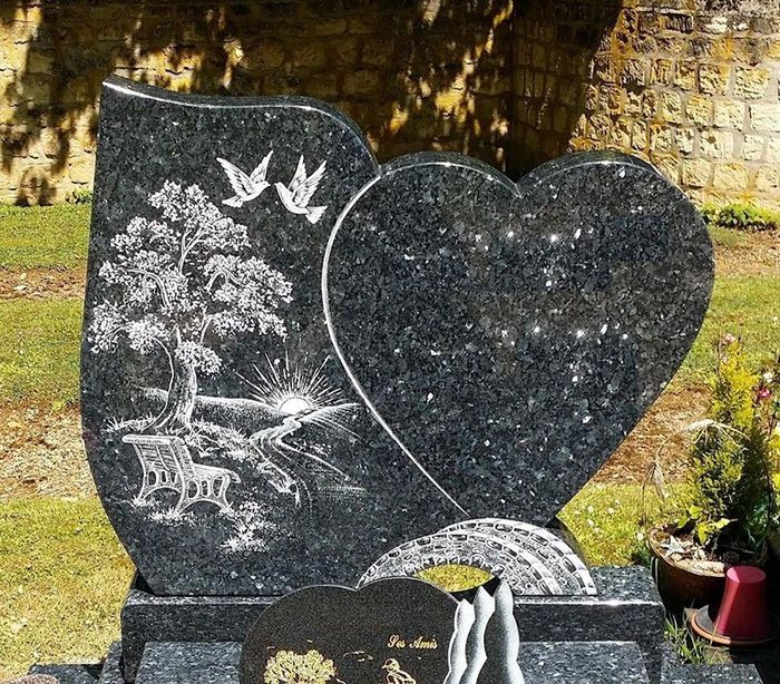 Stèle funéraire décorative en forme de cœur avec gravure