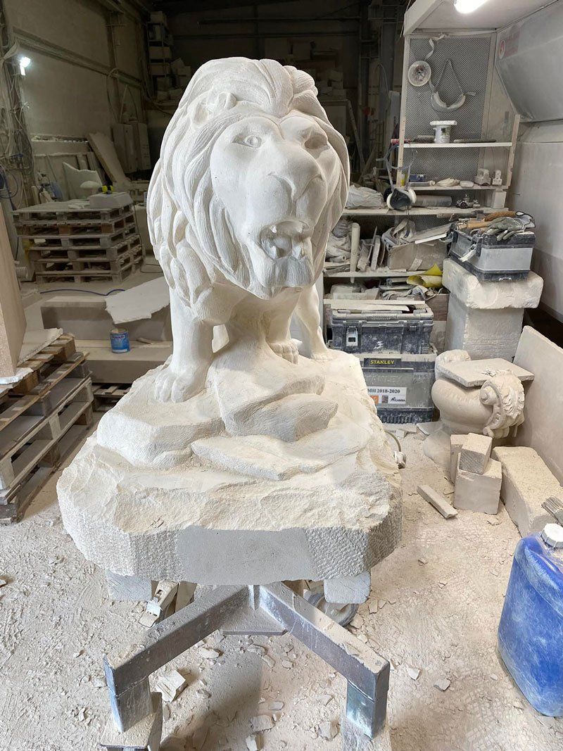 Statue d'un lion en pierre