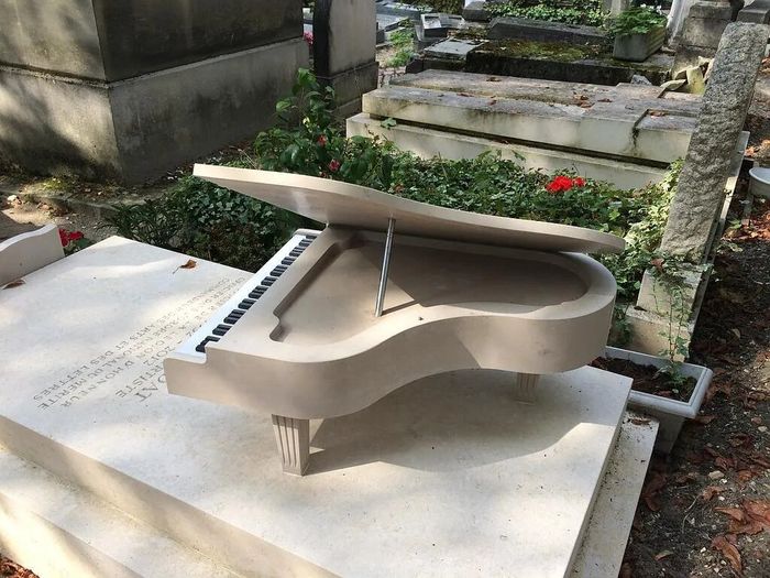 Réalisation d'un monument funéraire en pierre blanche en forme de piano