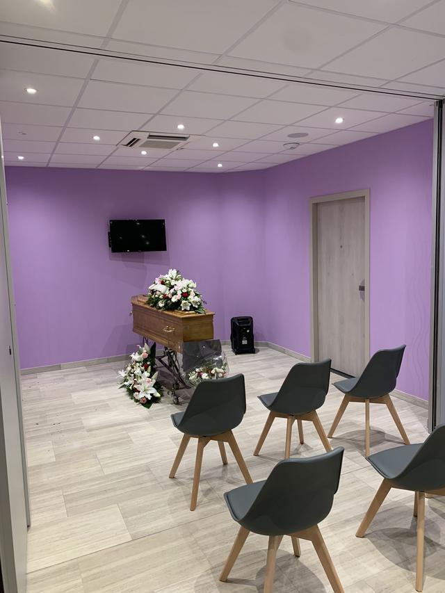 Salle de recueillement avec chaises et mur violet