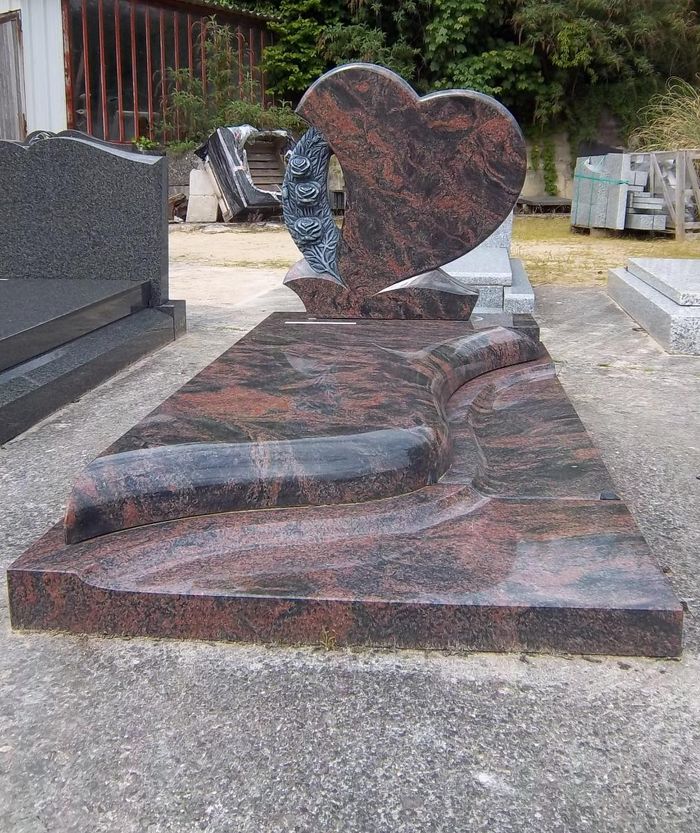 Monument funéraire en granit en forme de cœur