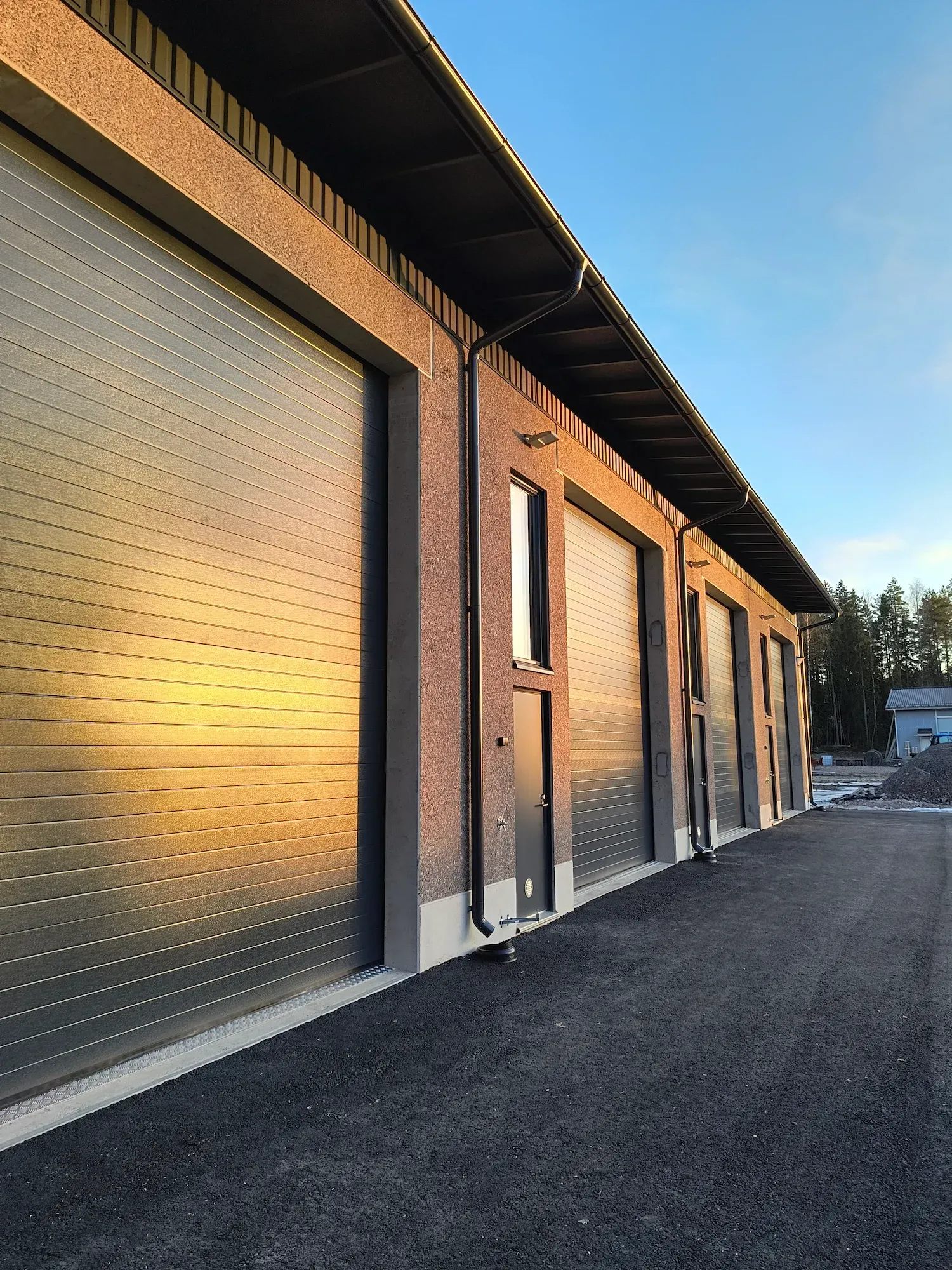 400 m² teollisuushalli Littoisessa