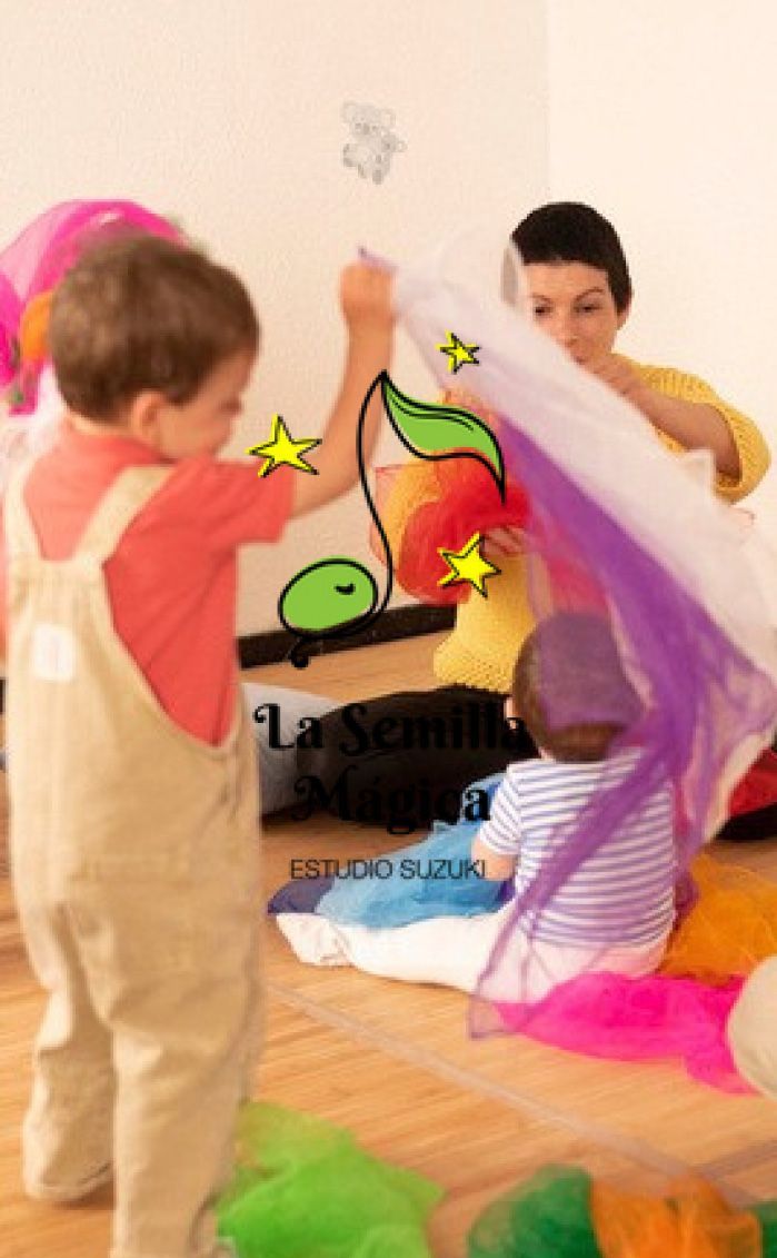 Un niño está sentado en el suelo jugando con pelotas, incluida una que dice saltar.