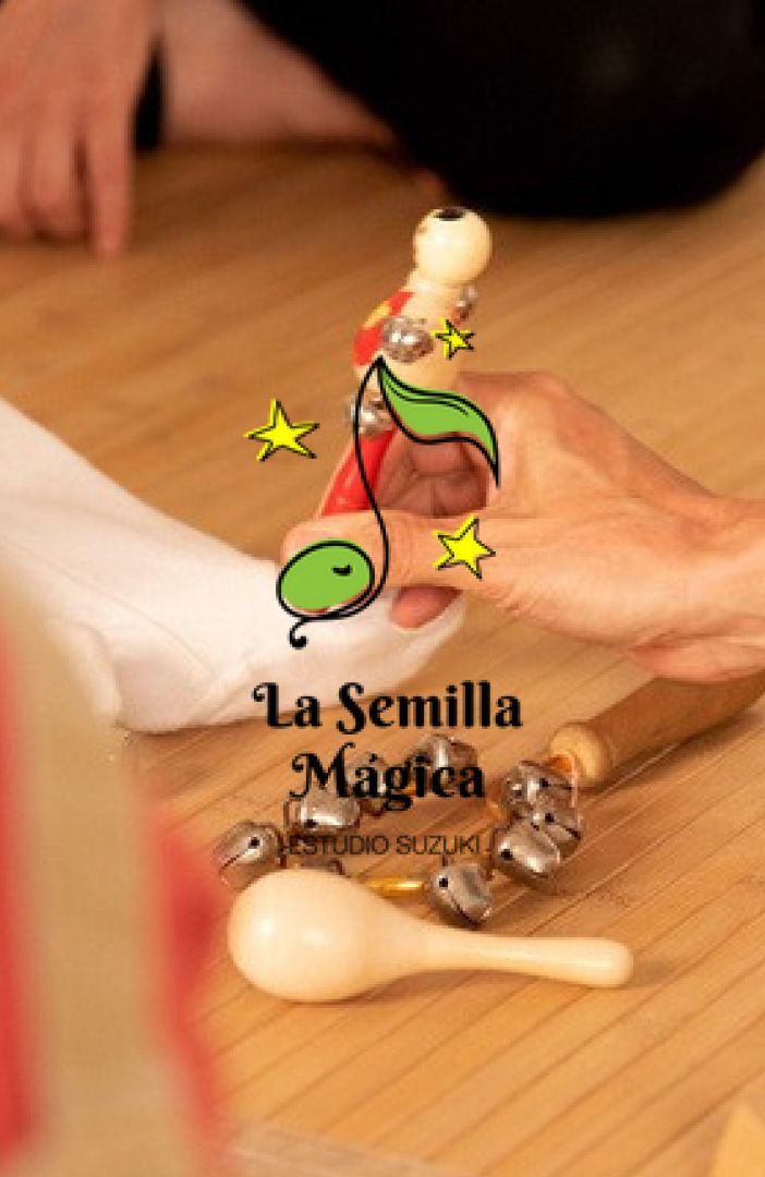 Manos sosteniendo maracas musicales sobre un piso de madera; logo de La Semilla Mágica en la parte superior.