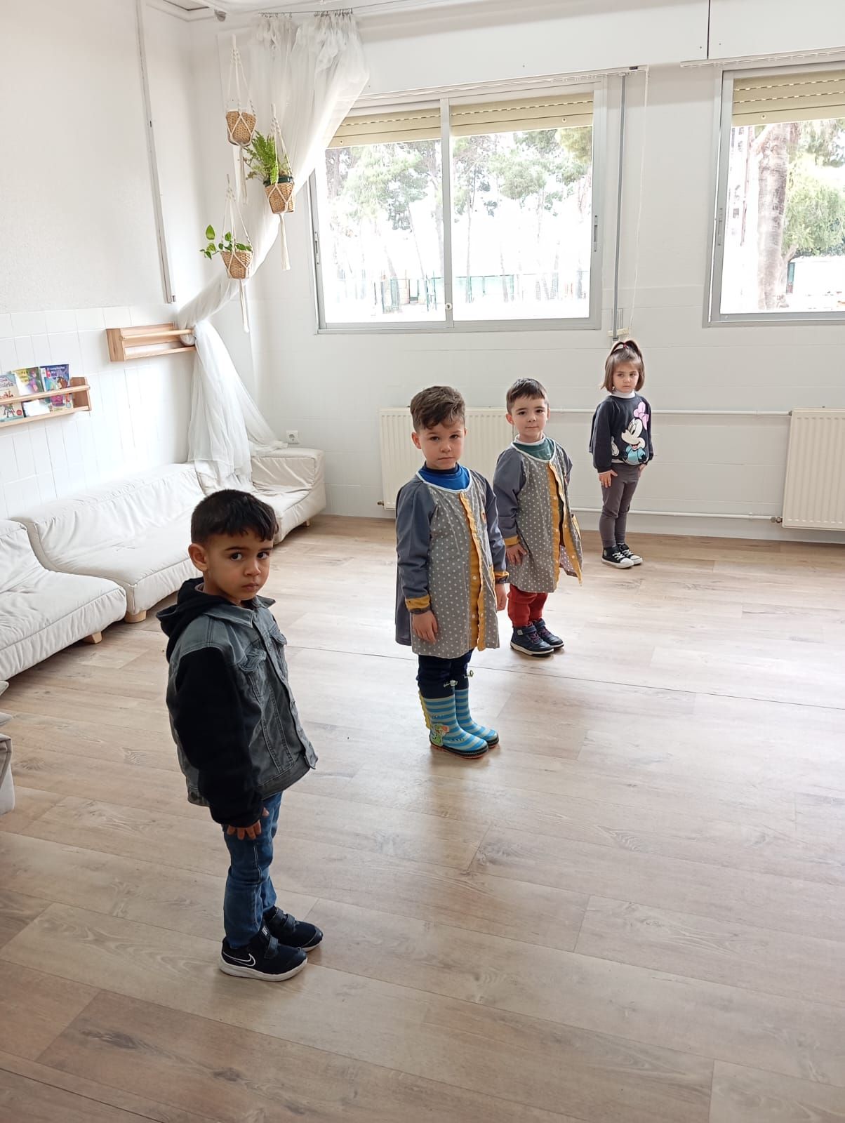 Un grupo de niños está de pie en una habitación.
