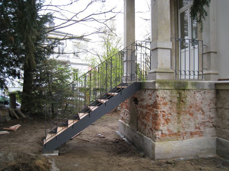 Außentreppe mit Handlauf