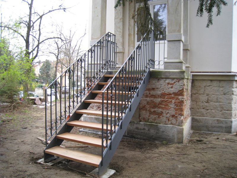 Außentreppe mit Handlauf