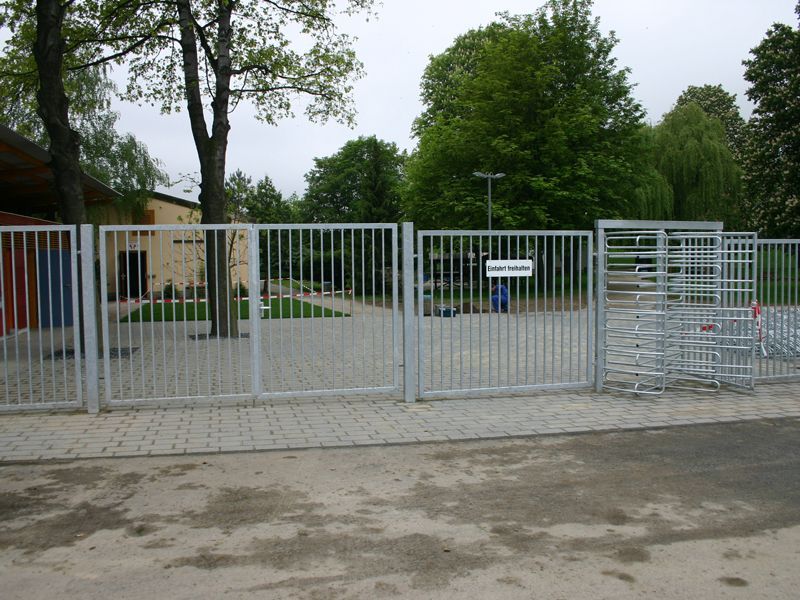 Zaun und Toranlage Freibad