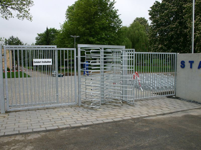 Zaun und Toranlage Freibad