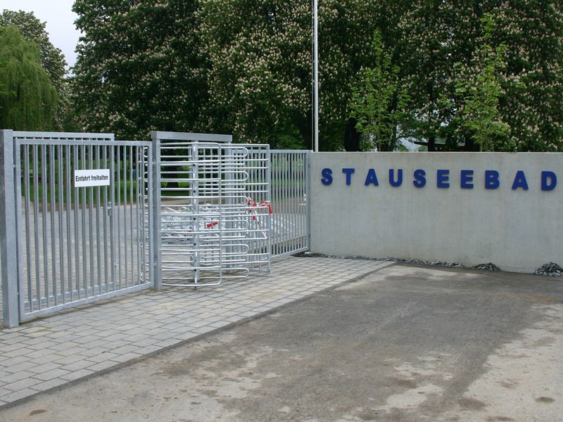 Zaun und Toranlage Freibad