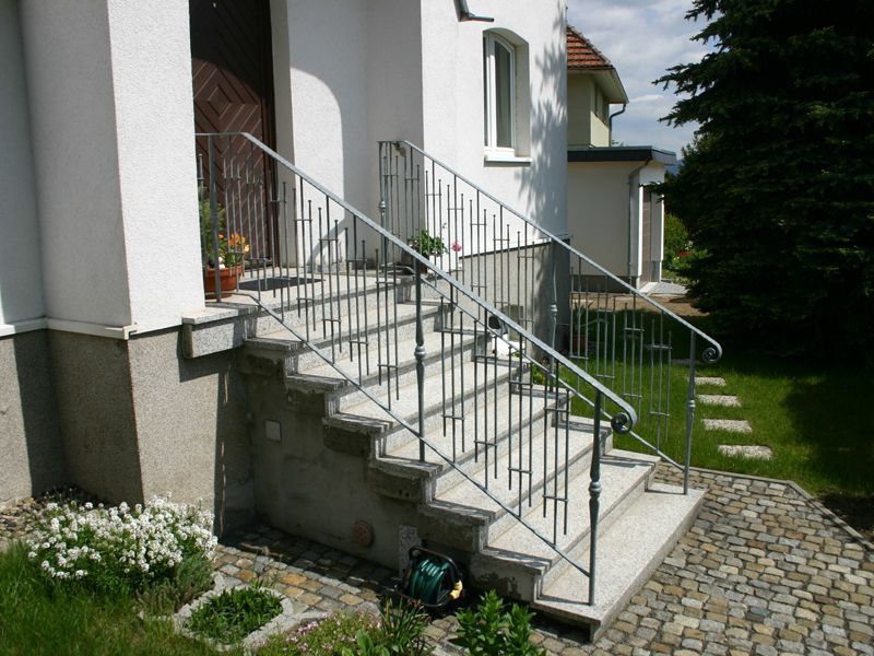 Außentreppe mit Handlauf