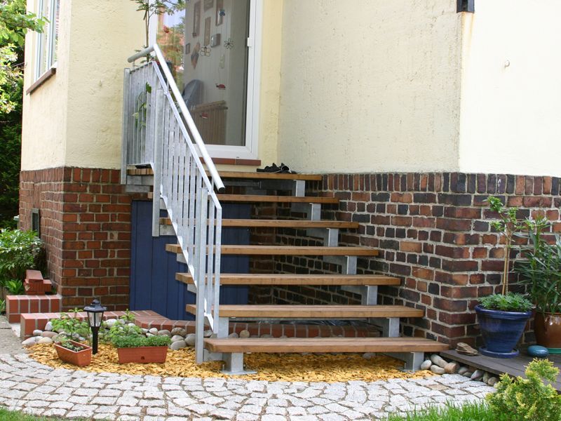 Außentreppe mit Handlauf