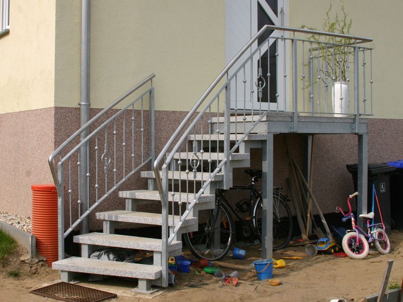 Außentreppe mit Handlauf