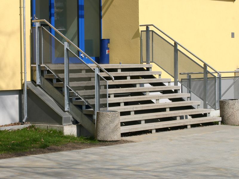 Außentreppe mit Handlauf