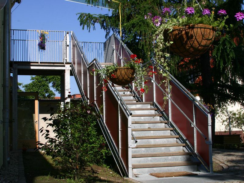 Außentreppe mit Handlauf