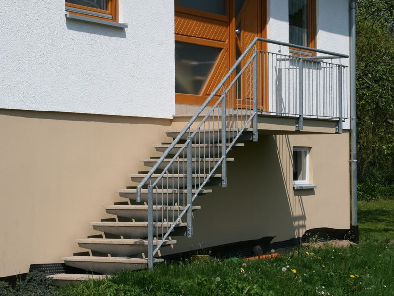 Außentreppe mit Handlauf