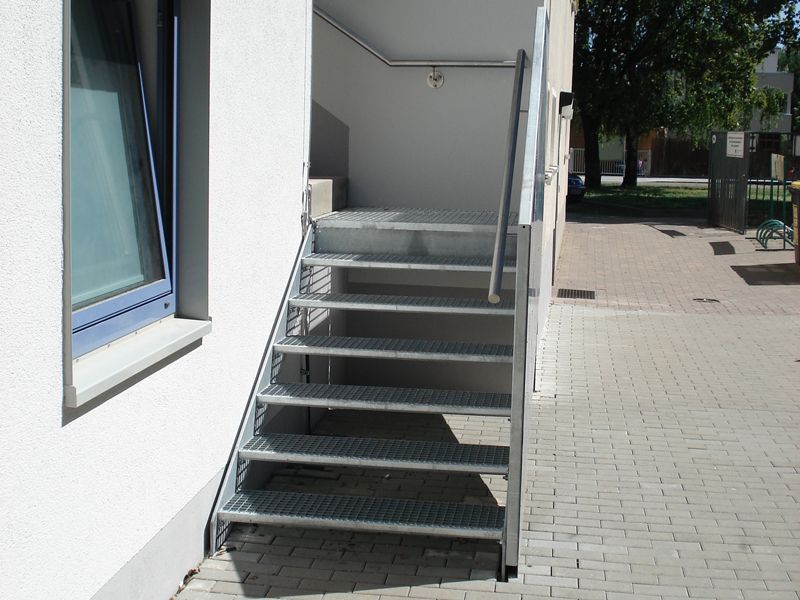 Außentreppe mit Handlauf