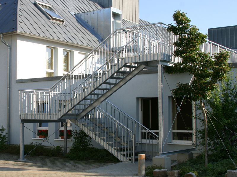 Außentreppe mit Handlauf