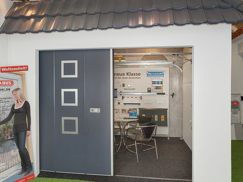 Torausstellung im Geschäft