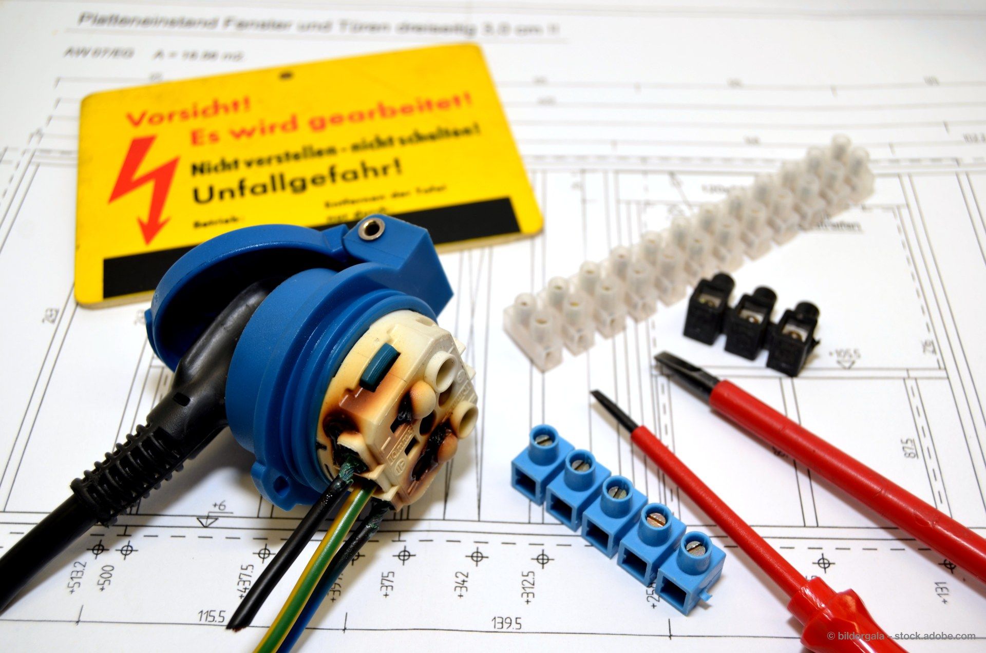 Durchgebrannte Steckdose und Schraubendreher