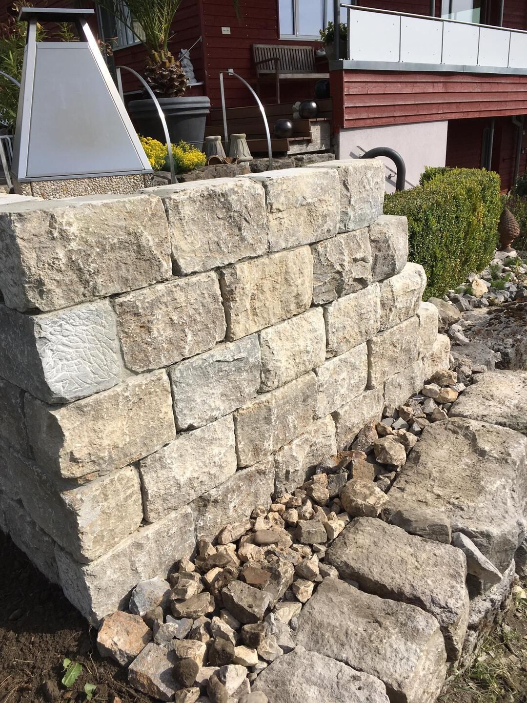 Steinmauer im Sonnelicht