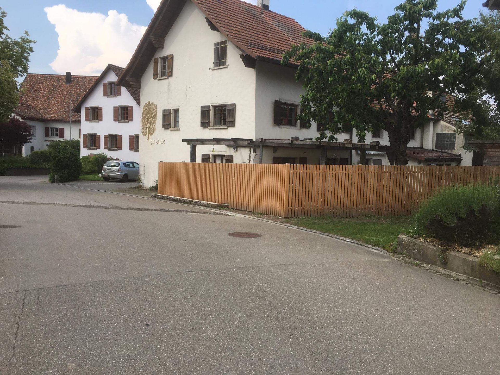Haus mit frischem Gartenzaun