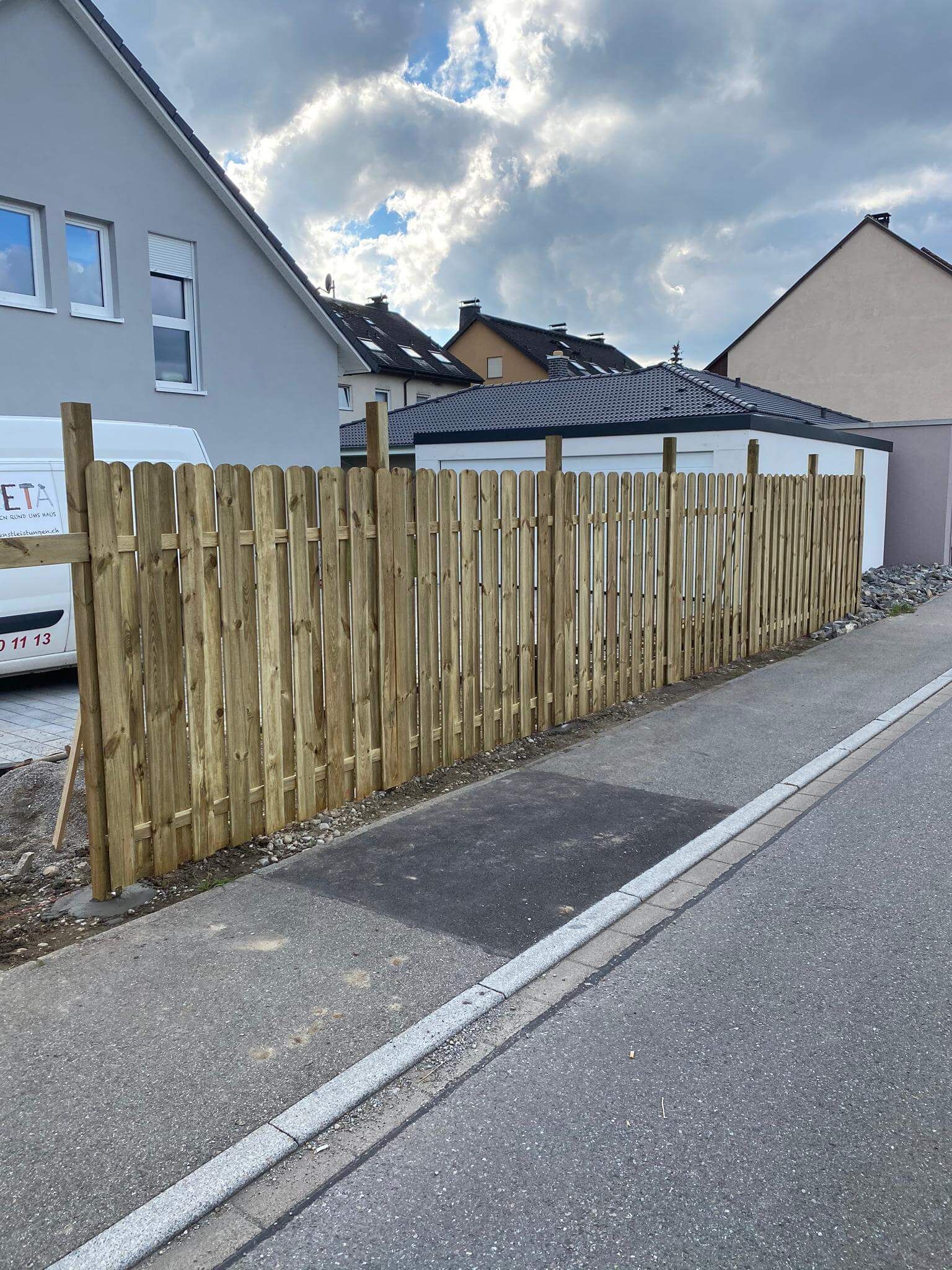 Neuer Gartenzaun an Strassenrand