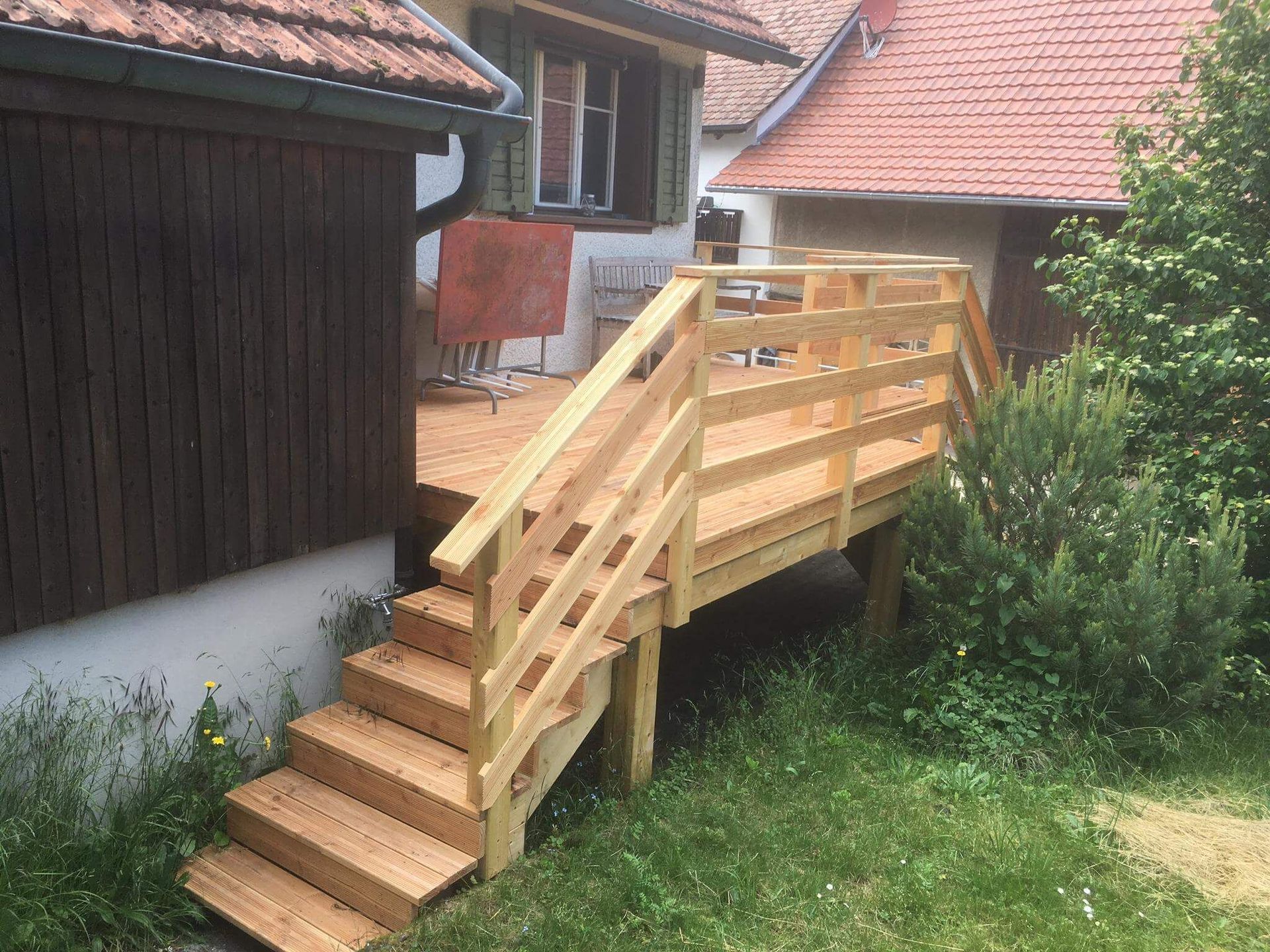 Neue Holztreppe mit Terrasse