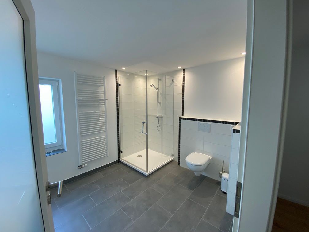 Modernes Badezimmer mit Stehdusche