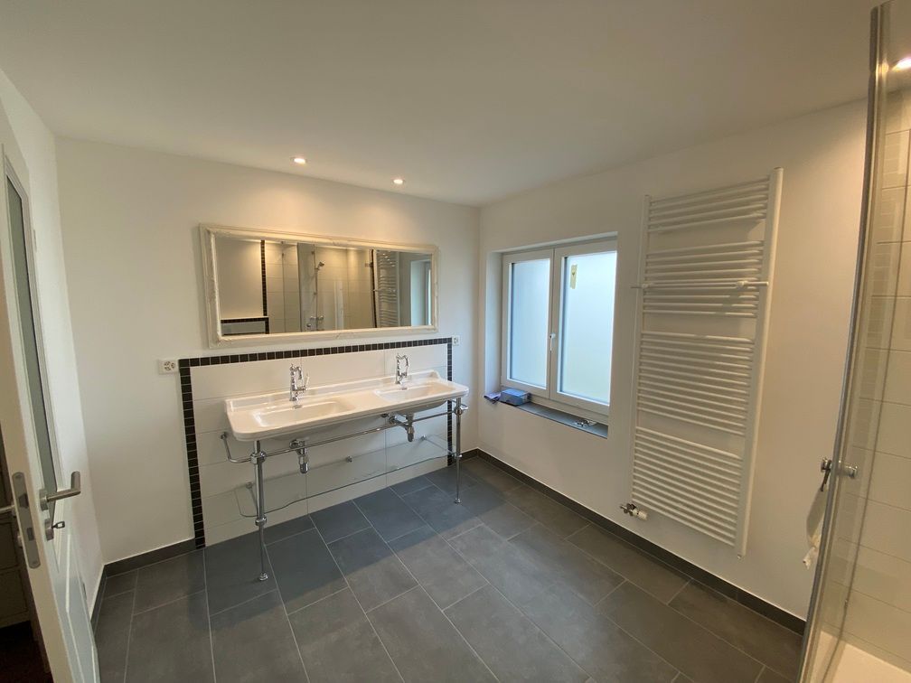 Elegantes Badezimmer mit 2 Wasserhähnen und grossem Waschbecken