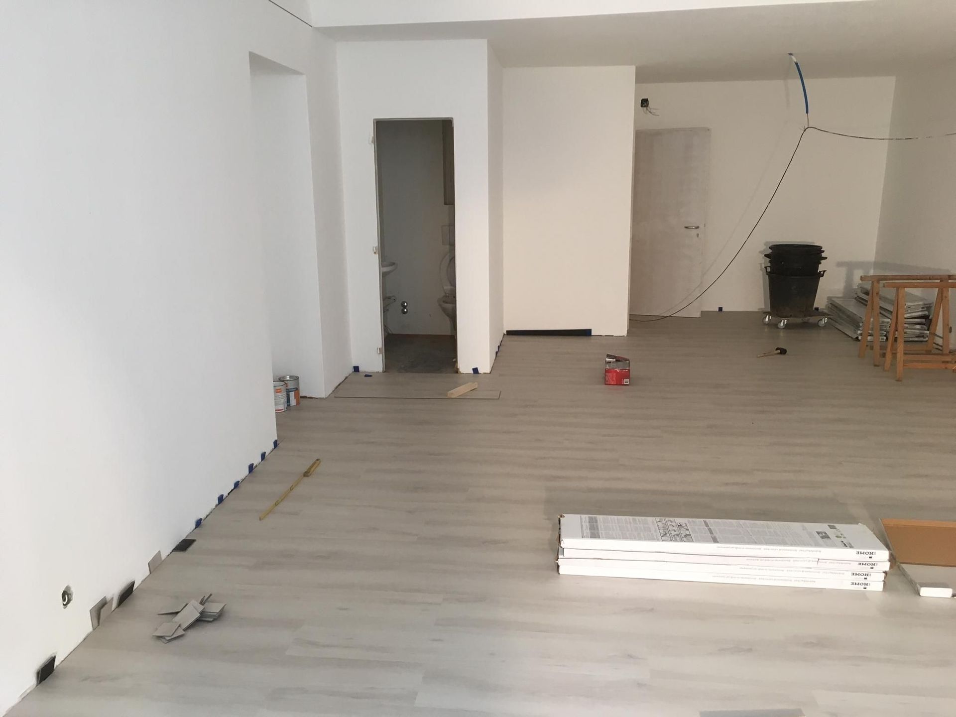 Zimmer mit neu verlegtem Laminatboden