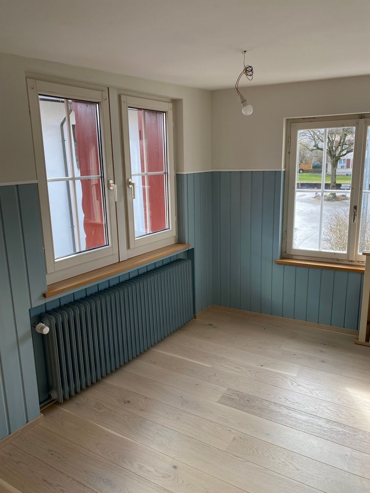 Zimmerecke mit neu verlegtem Parkettboden