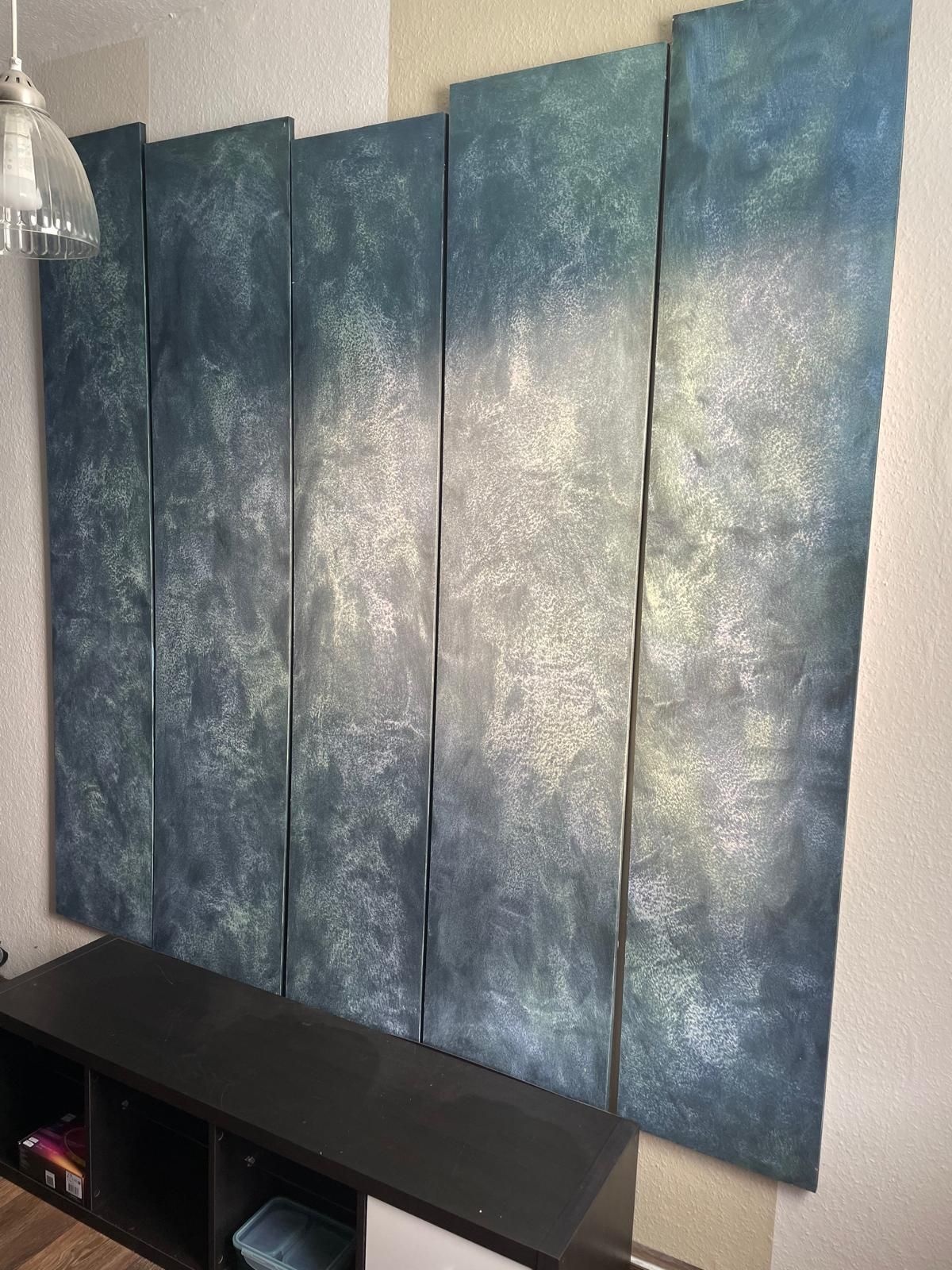 Ein Zimmer mit einem Regal und einem Gemälde an der Wand.