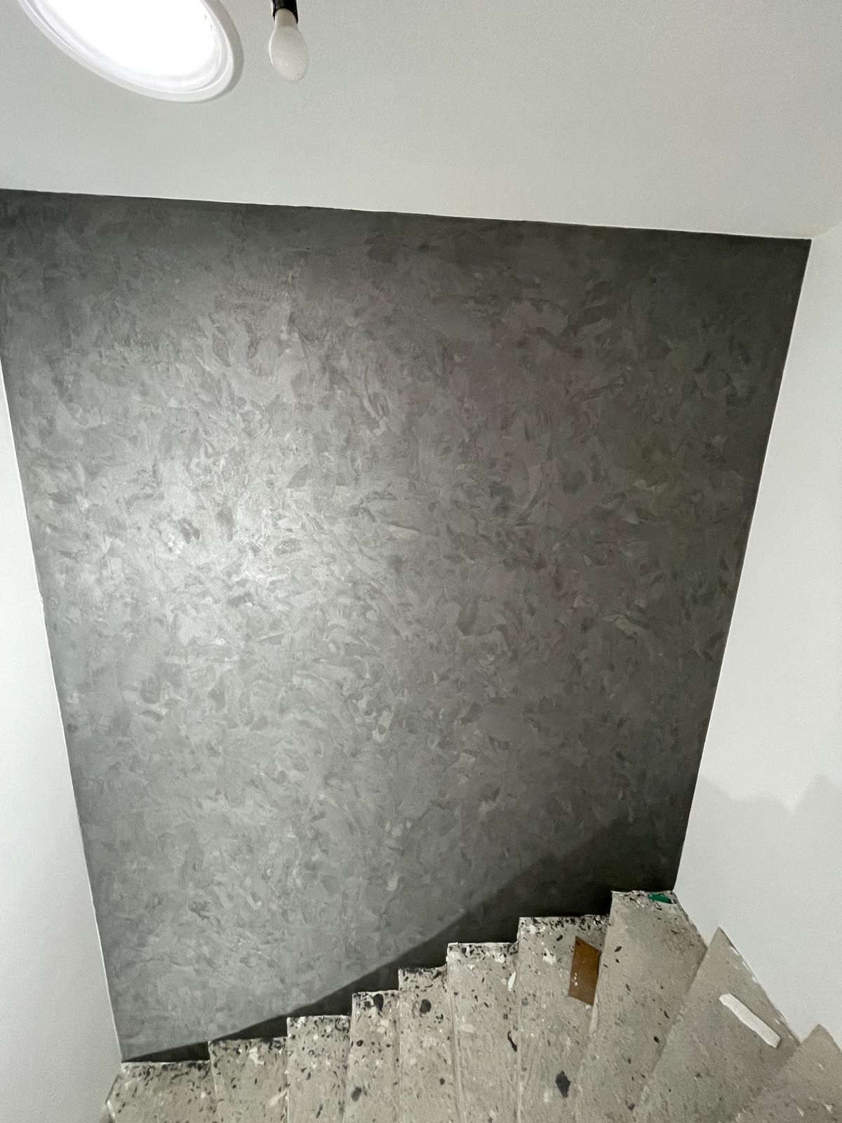 Eine Treppe mit einer schwarzen Wand dahinter