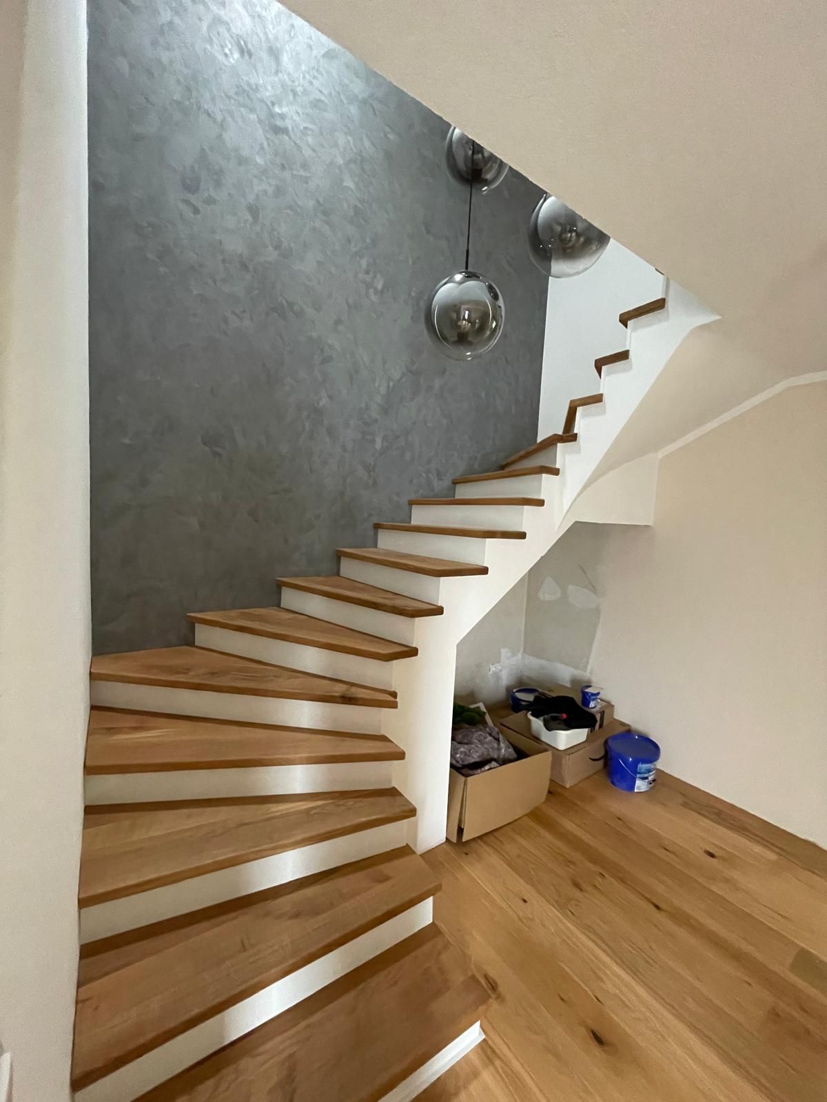 Eine Treppe mit Holzstufen und einem weißen Geländer