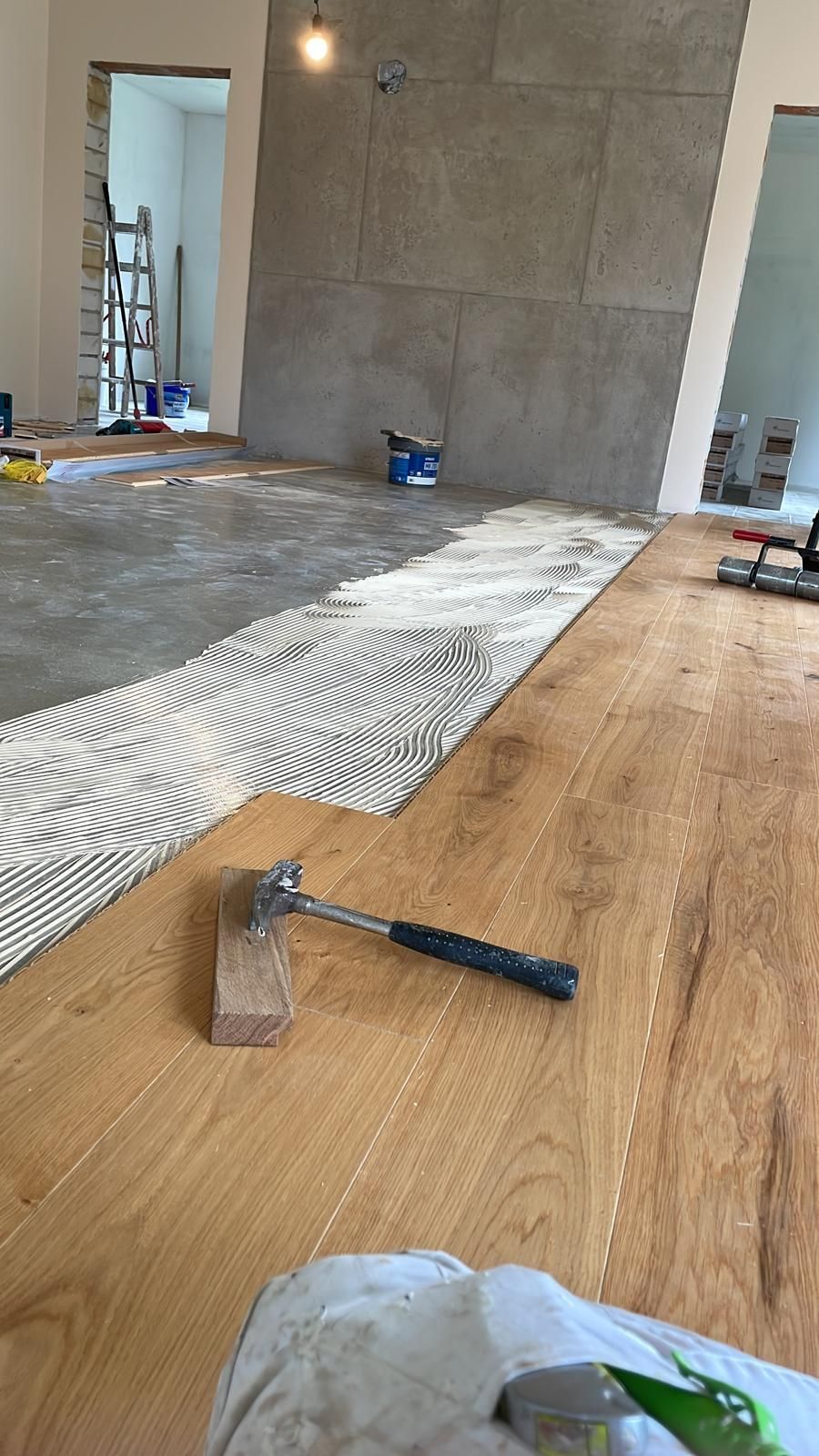 Auf einem Holztisch liegt ein Hammer.