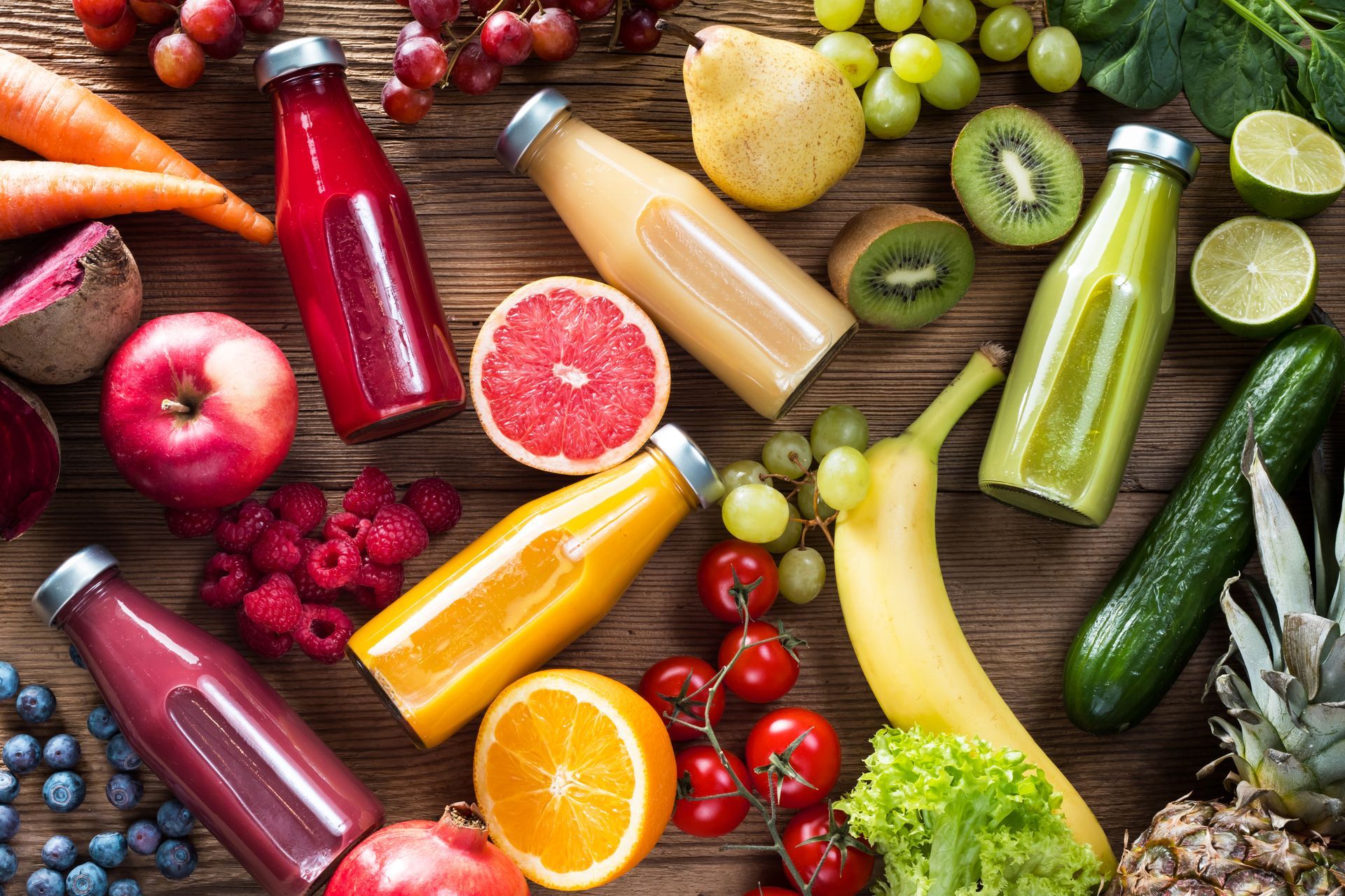 Quatre bouteilles en verre de jus de fruits.