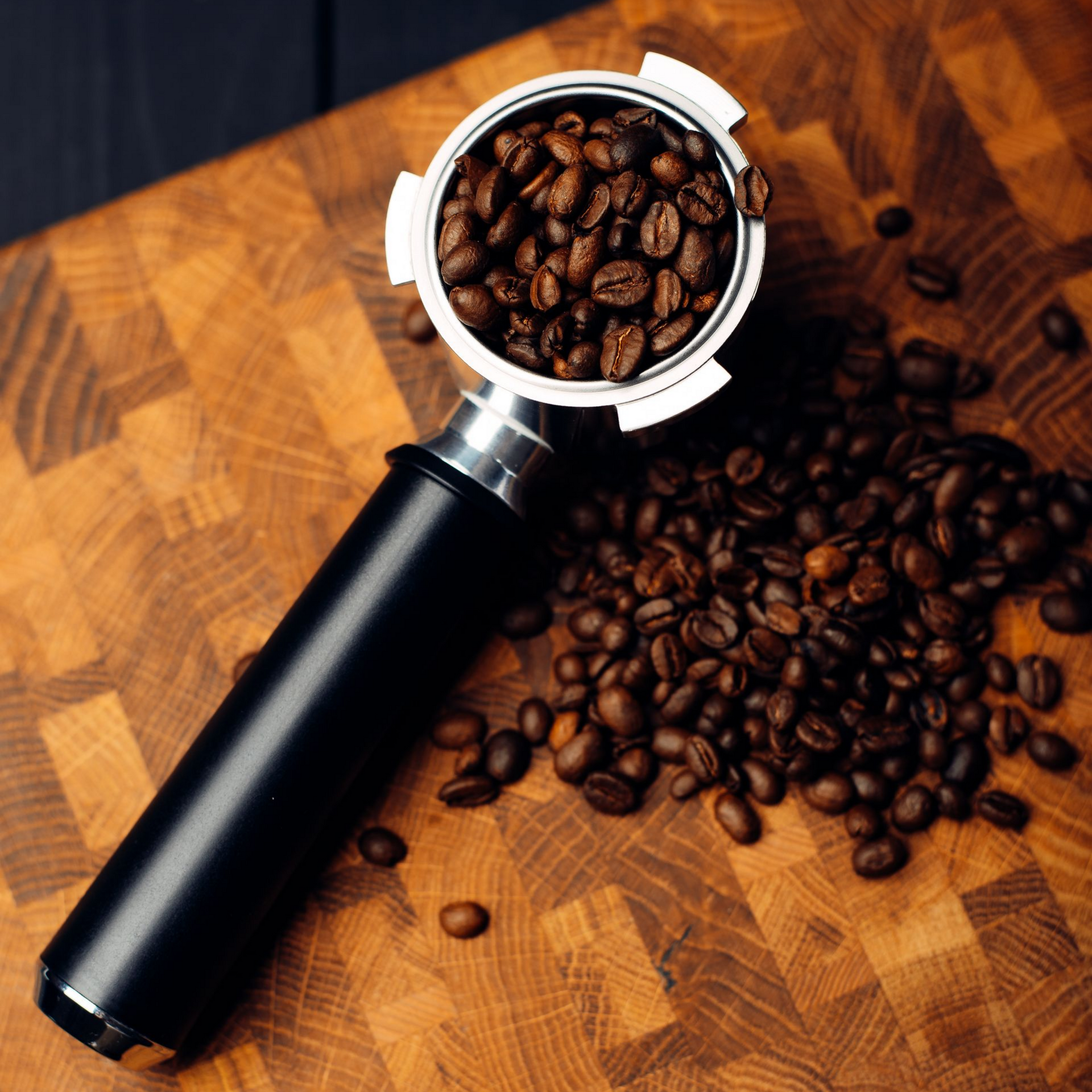 Un porte-filtre rempli de grains de café.