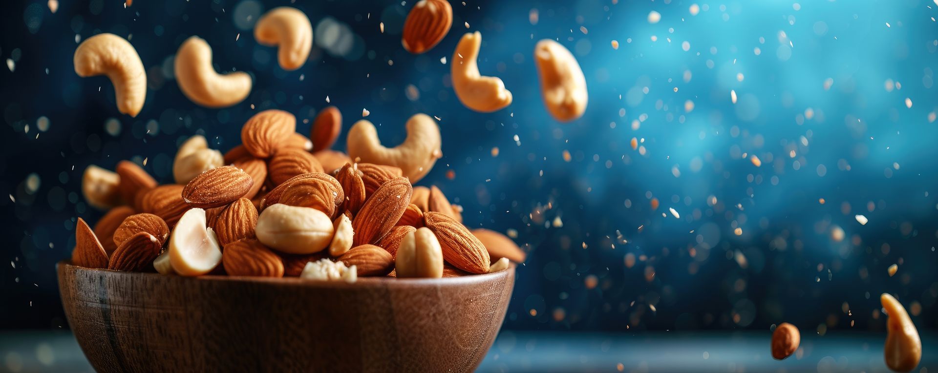 Noix de cajou et amandes dans un bol.