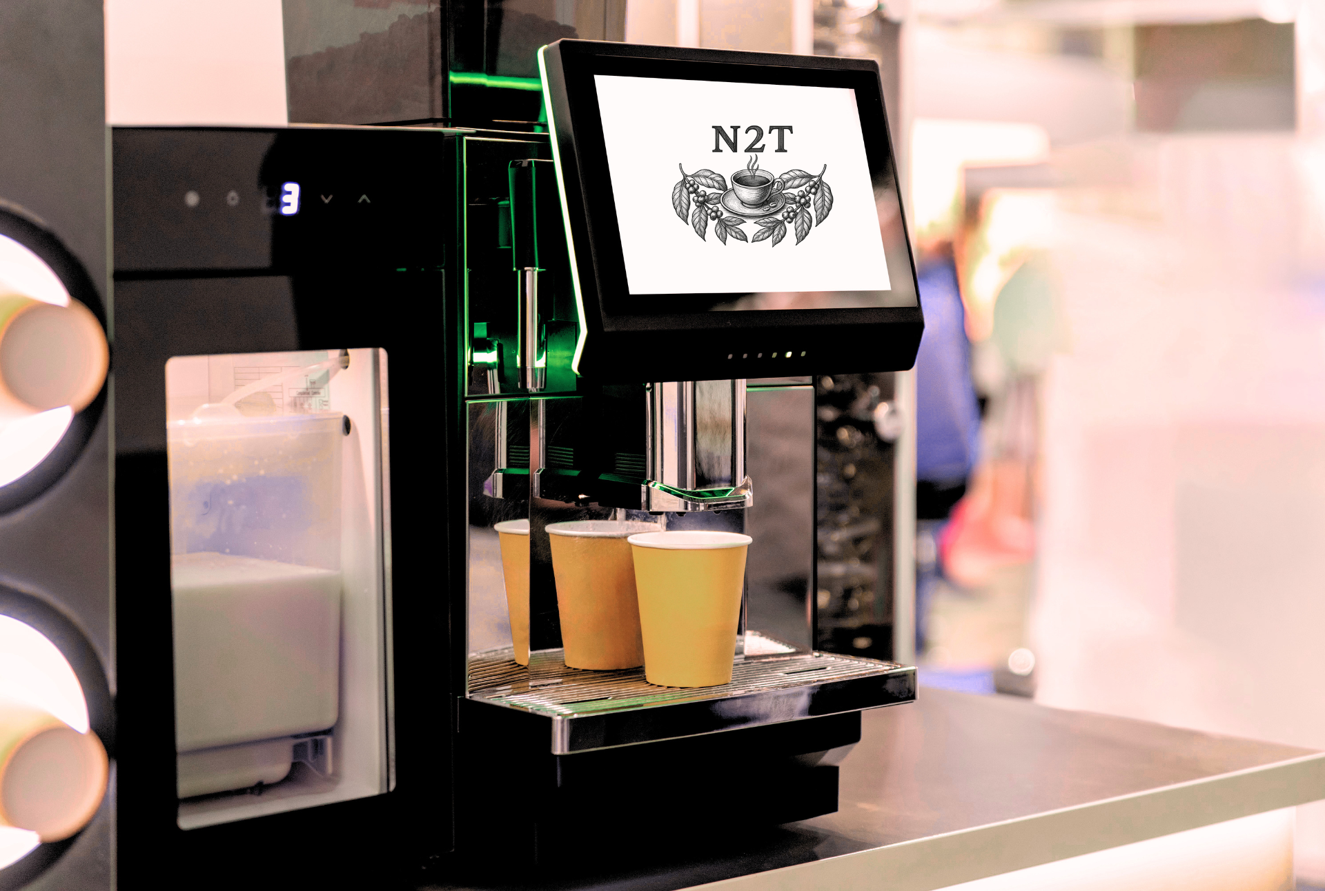 Une machine à expresso NXT noire avec écran tactile, préparant des boissons dans des gobelets en carton sur un comptoir.