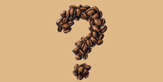 Une grande forme de point d'interrogation formée par de nombreux grains de café bruns sur un fond beige.