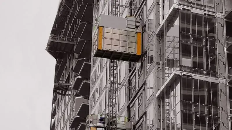 Una fotografía en blanco y negro de un edificio en construcción.