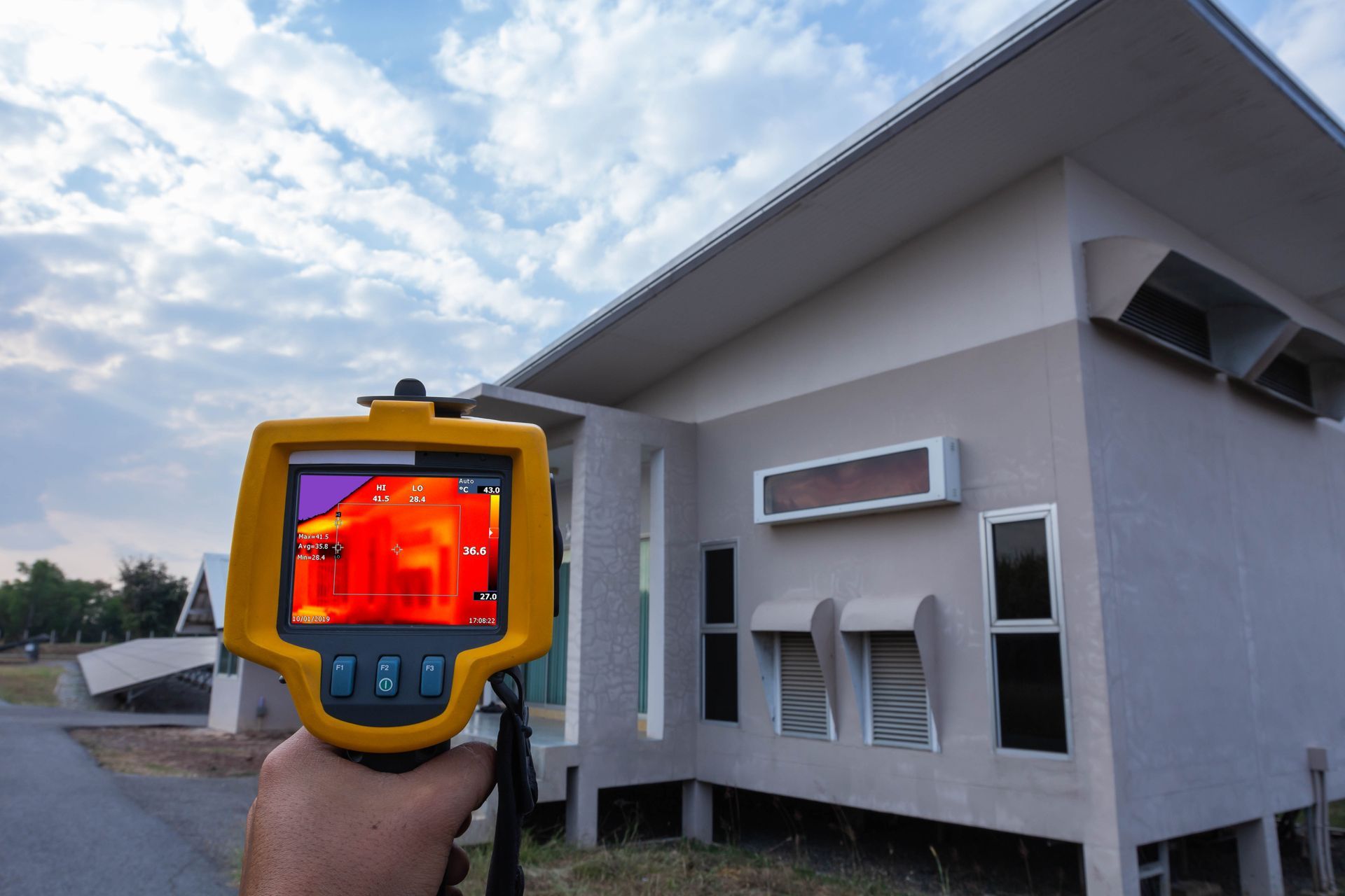 Inspection d'une maison avec une caméra thermique